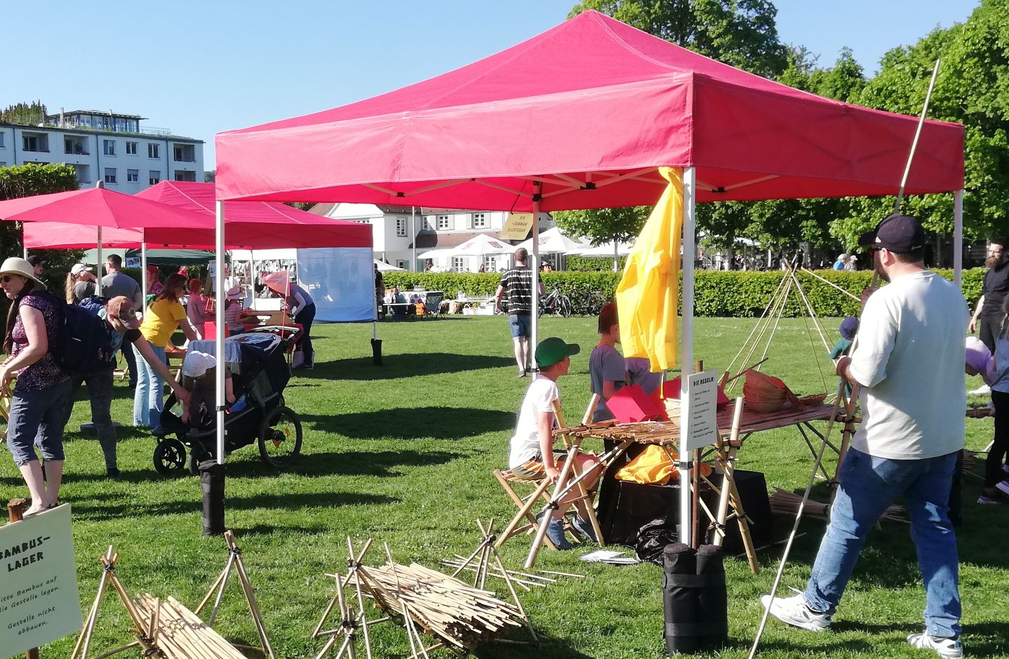 Faltzelt auf dem Bruckenwasen in Plochingen mit der Bambusbaustelle